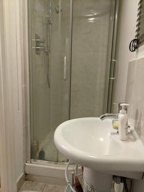 Central And Peaceful Room With Your Own Bathroom لندن المظهر الخارجي الصورة
