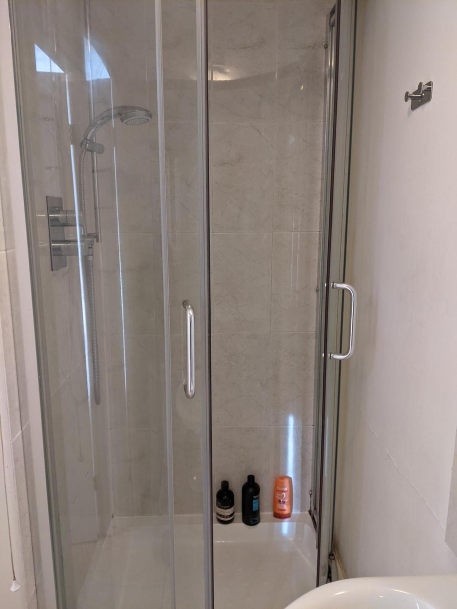 Central And Peaceful Room With Your Own Bathroom لندن المظهر الخارجي الصورة