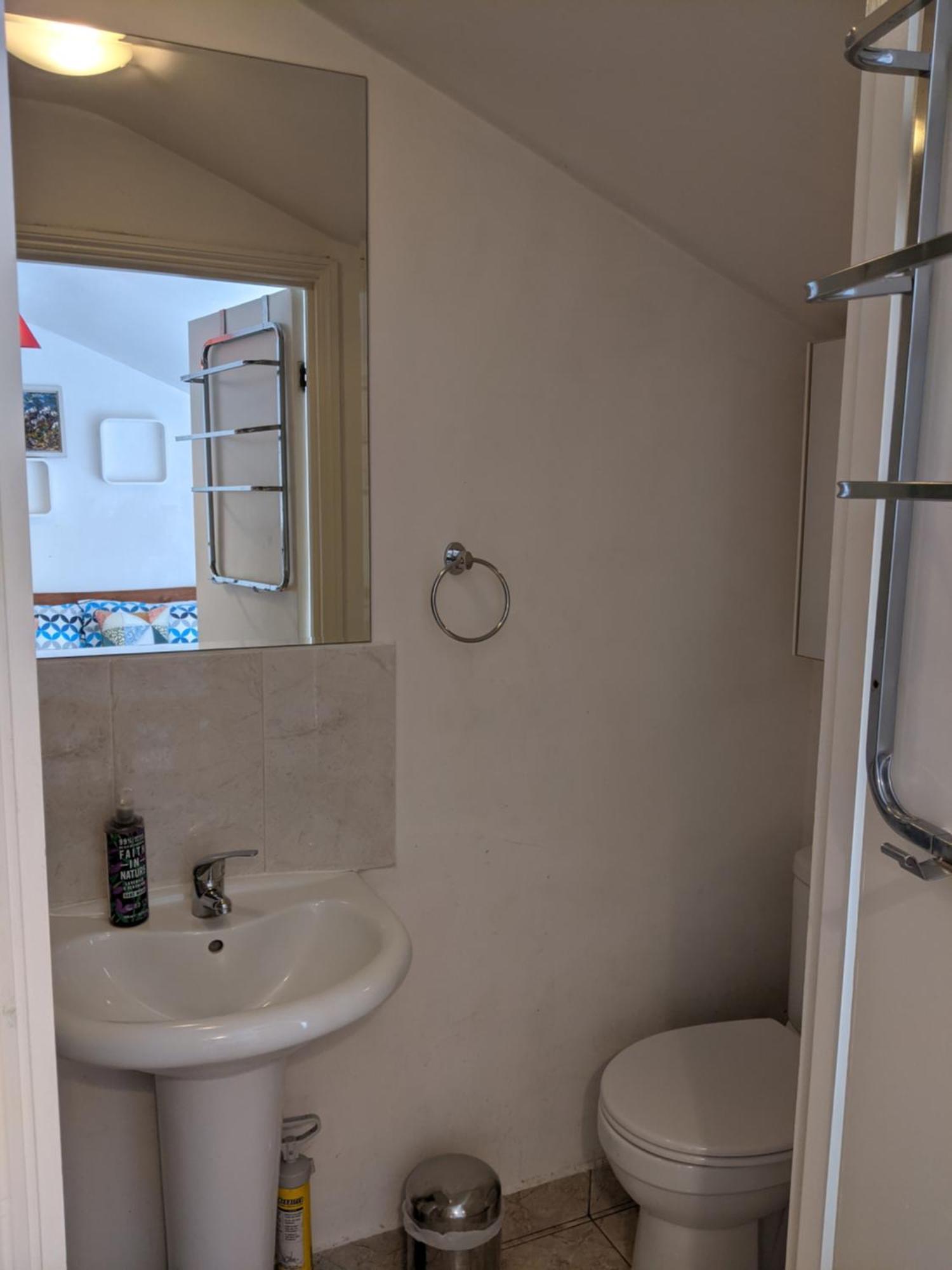 Central And Peaceful Room With Your Own Bathroom لندن المظهر الخارجي الصورة